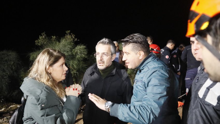 Antalya'da falezlerden denize düşen otomobil aranıyor (2)