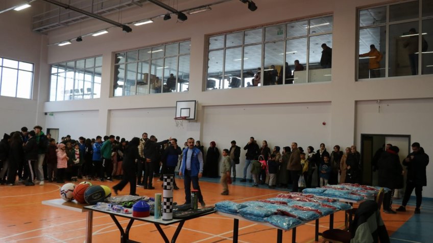 Gençlere spor malzemesi hediye edildi