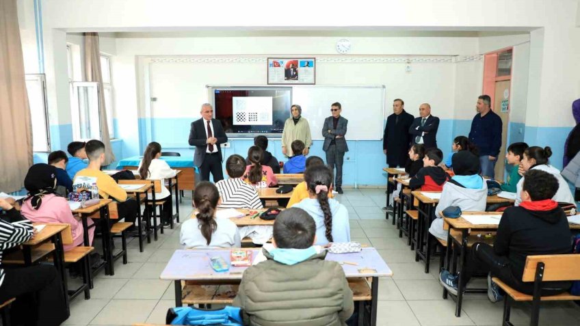 Müdür Gür ortaokul öğrencileri ile derse katıldı