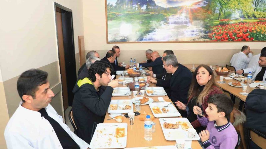 Öğrenciler soflarını eğitim camiasıyla paylaştı