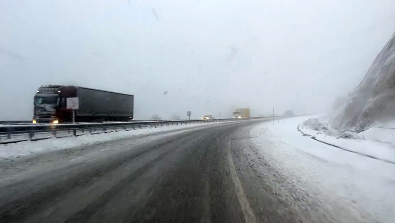 Burdur'da kar yağışı ulaşımı aksattı