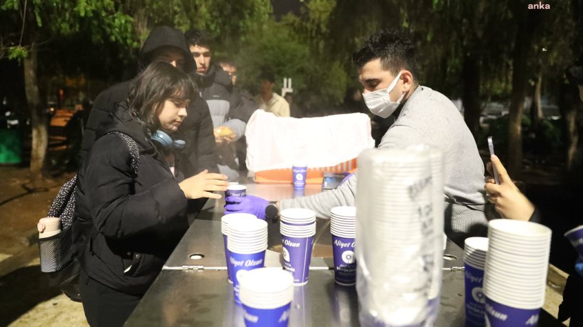Antalya Büyükşehir’den final haftasında öğrencilere sıcak çorba ikramı