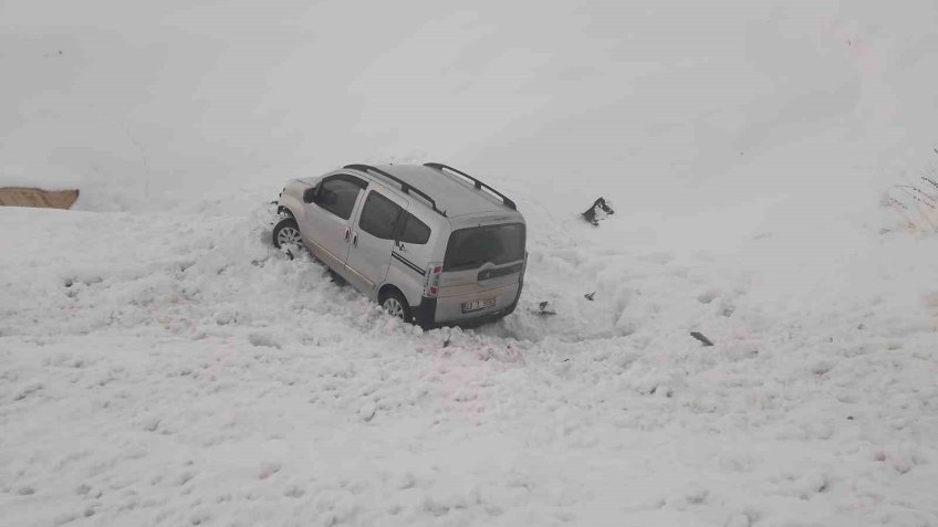 Bingöl’de araç şarampole yuvarlandı: 3 yaralı