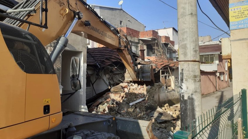 Bursa Osmangazi’de metruk binalar yıkılıyor