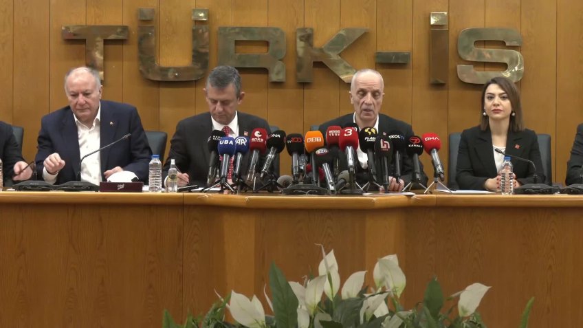 CHP Genel Başkanı Özgür Özel, TÜRK-İŞ'i ziyaret etti: "2025 yılında bu asgari ücretle geçim olmaz, geçim olmazsa seçim olur"