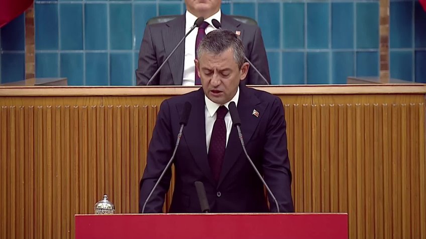 CHP grup toplantısı... Özgür Özel’den Cumhurbaşkanı Erdoğan’a: “Seni il kongresinde değil, illerin pazarlarına gitmeye; ilçe başkanlarıyla değil, o ilçelerin halkıyla buluşmaya davet ediyorum”