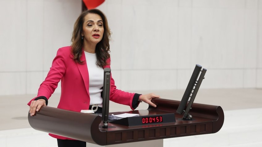 CHP'li Akkuş İlgezdi'den Devlet Tiyatroları'na 'Karımın Kocası' tepkisi: "Ahlak bekçiliği müdürlüğü kurun da tam olsun"