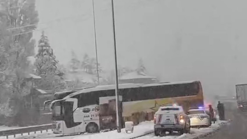 Elazığ’da yoğun kar yağışı trafiği felç etti: Kazalar ardı ardına geldi