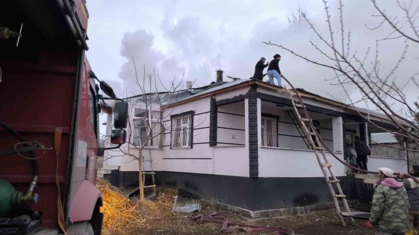 Erciş’te çatı ve kazan dairesi yangını