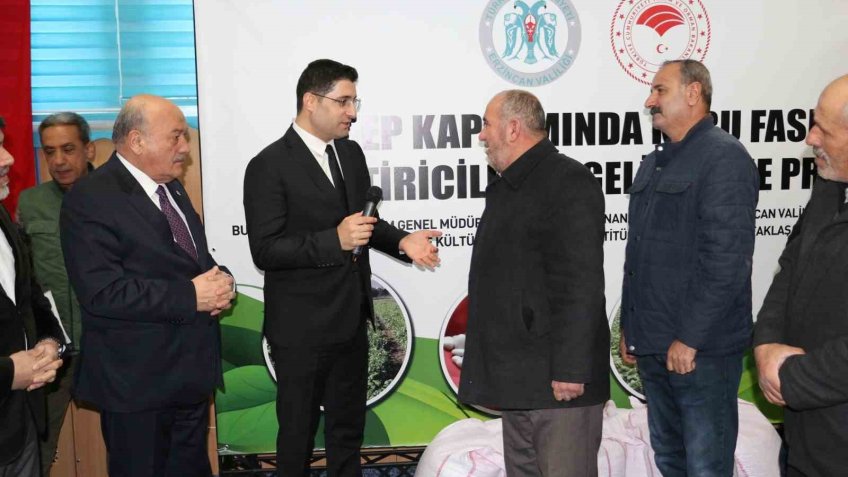 Erzincan’da çiftçilere yerli ve milli tohum dağıtıldı