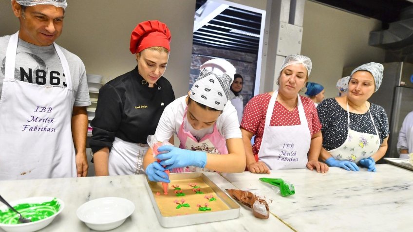 İzmir'de 'Meslek Fabrikası' binlerce kişiye umut oldu