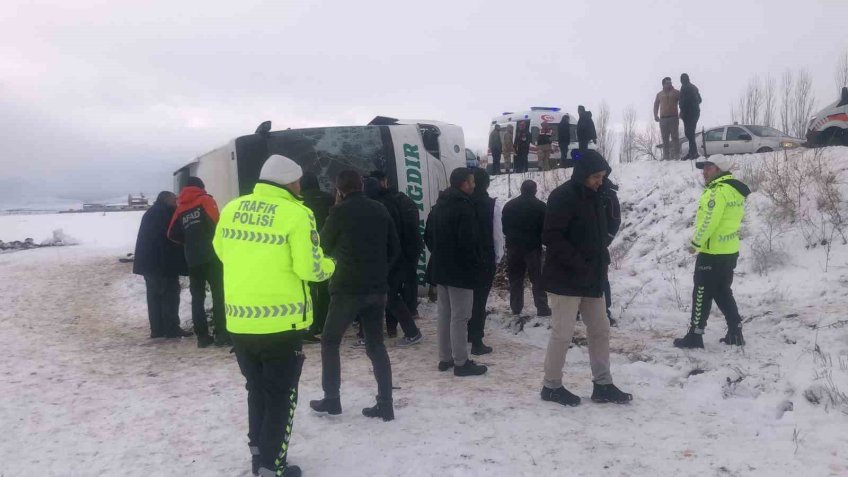 Kars’ta yolcu otobüsü devrildi: 23 yaralı