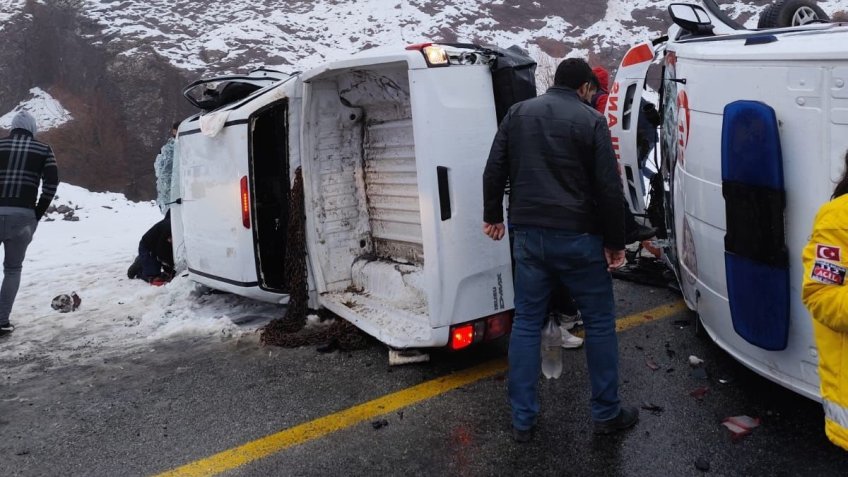 Malatya’da ambulans ile pikap çarpıştı: 1’i ağır 5 yaralı