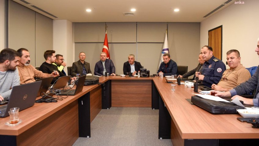 Mersin Büyükşehir Belediyesi ve MESKİ ekipleri, kuvvetli yağışa karşı sahada