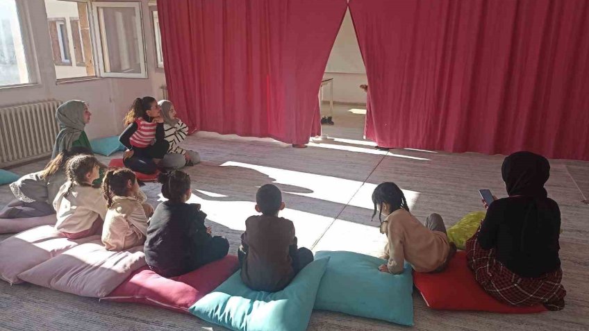 Muş’ta üniversite öğrencileri ve çocuklar drama etkinliğinde buluştu