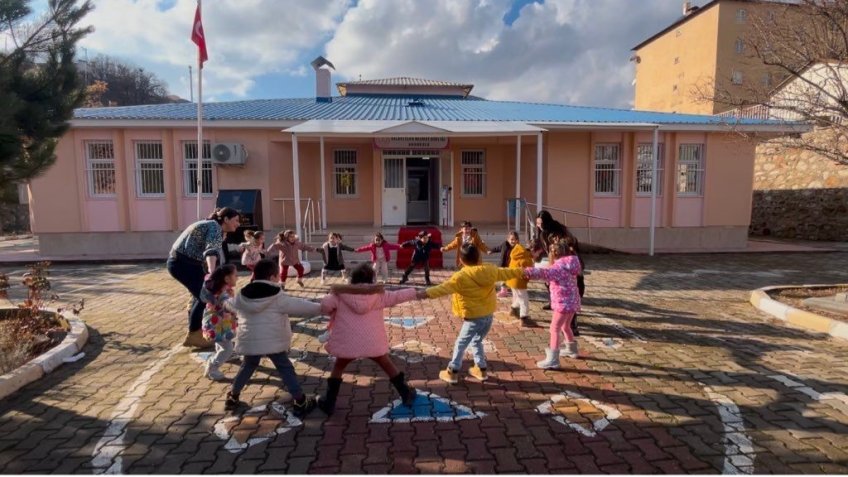 Tunceli’de okul bahçeleri şenlik alanına döndü
