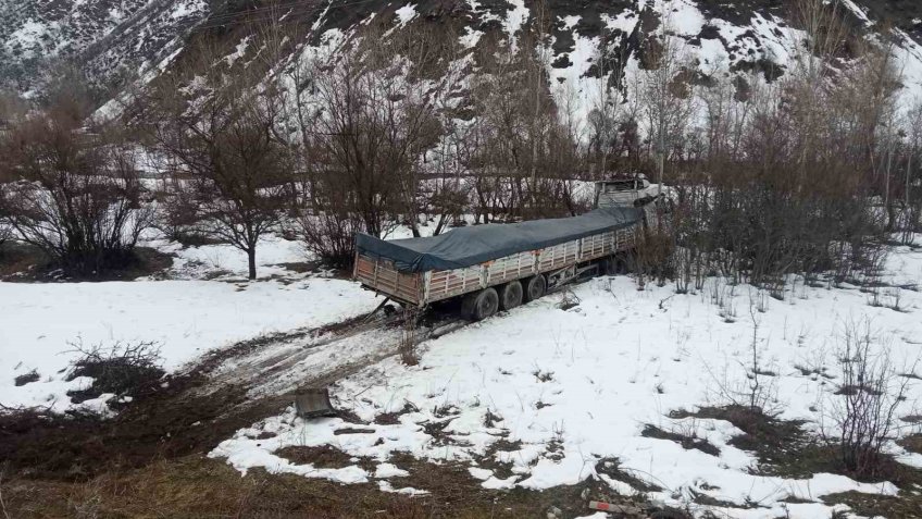 Tunceli’de şeker yüklü tır şarampole yuvarlandı