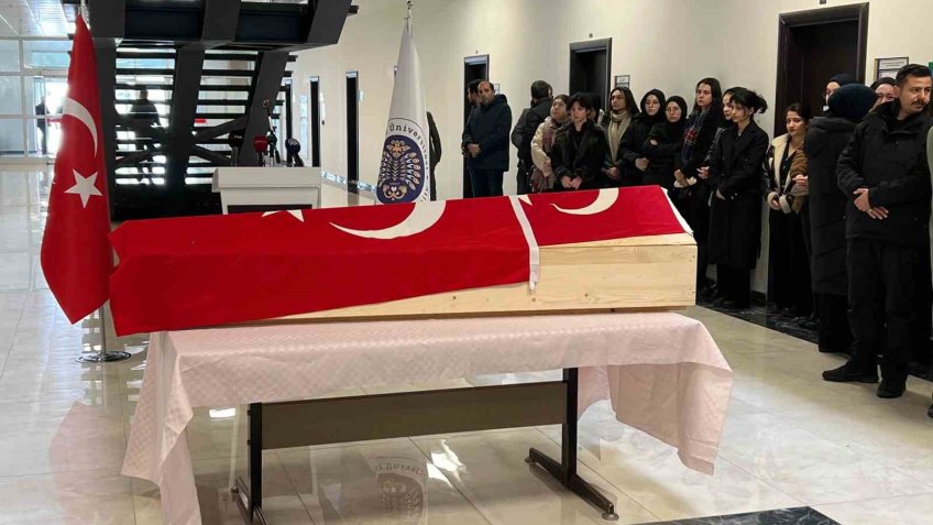 Üzerine çatıdan buz kütlesi düşen genç yaşam mücadelesini kaybetti