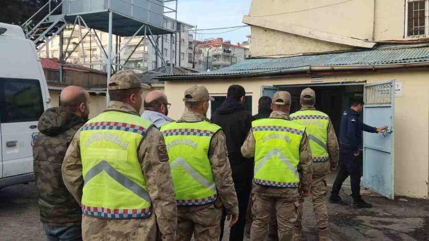 Van’da 5 düzensiz göçmen ile 4 organizatör yakalandı