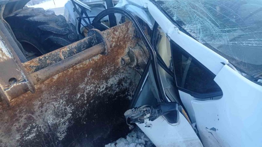 Van’da otomobil ile iş makinesi çarpıştı: 5 yaralı