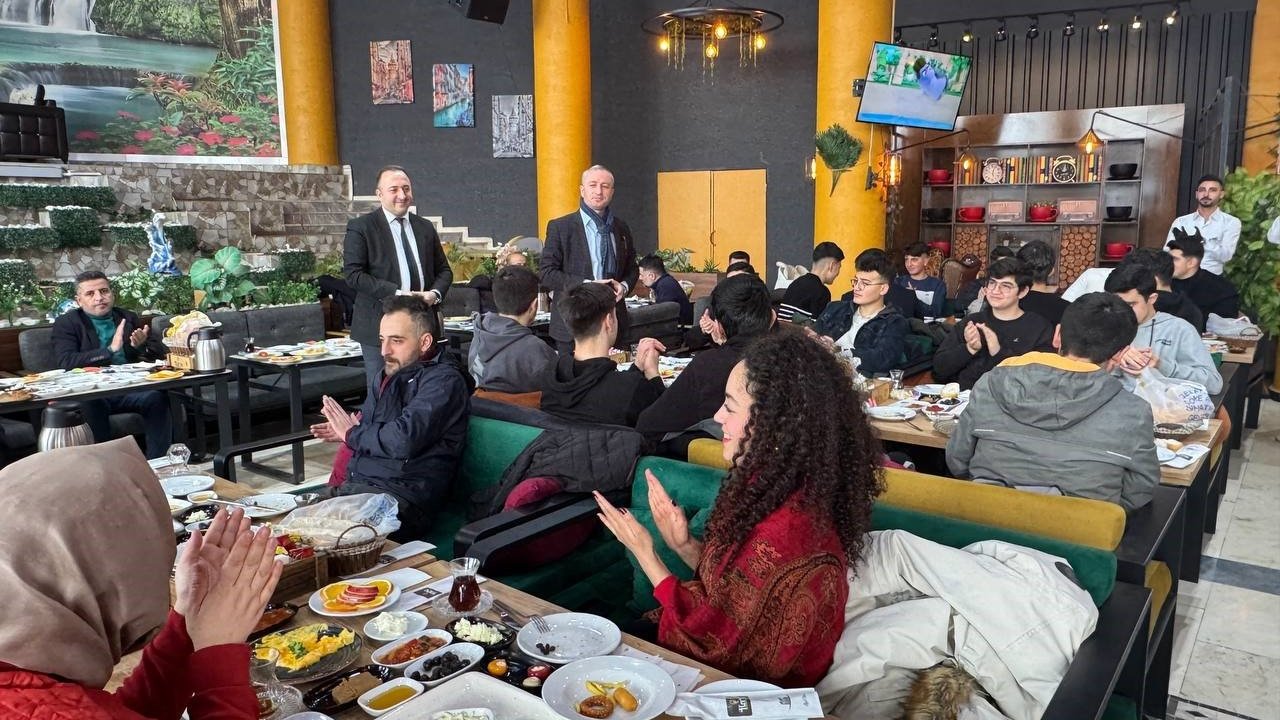 Ağrı’da üniversite sınavına hazırlık kampı kapsamında kahvaltı etkinliği