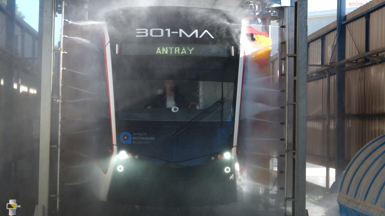 Antalya Büyükşehir Belediyesi, tramvaylarda temizlik ve hijyen çalışmalarını sürdürüyor