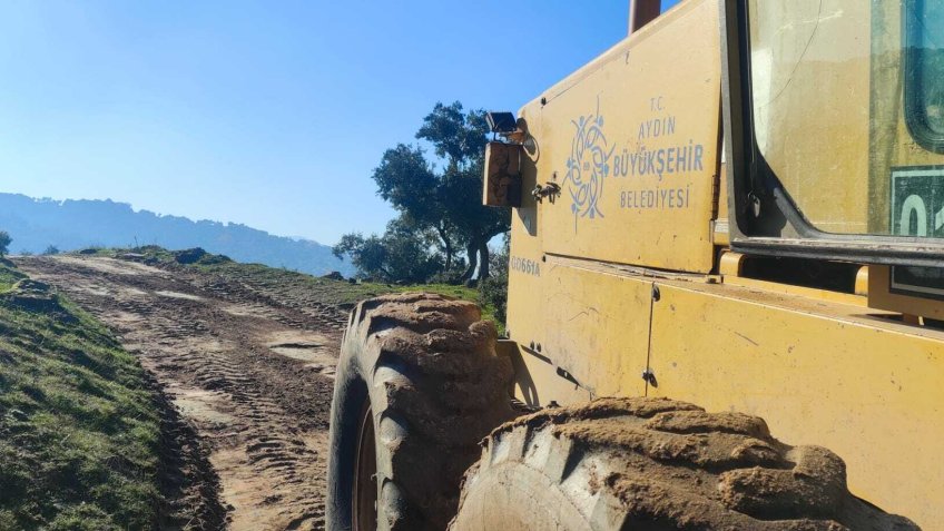 Aydın Büyükşehir Belediyesi ekipleri, üreticilerin yol talebine üzerine harekete geçti