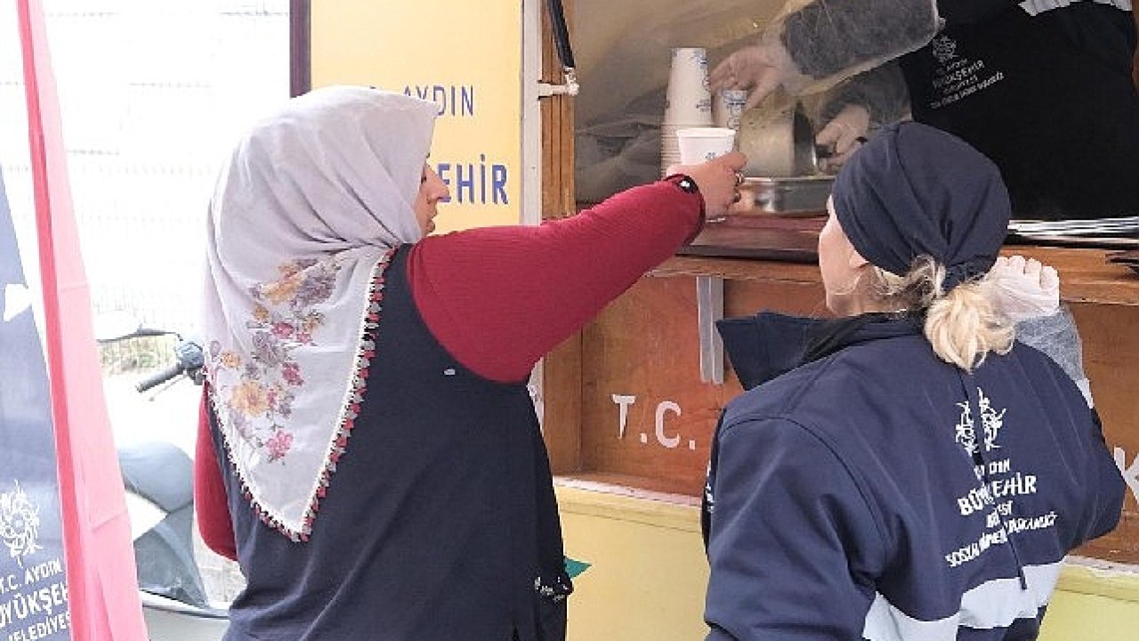 Başkan Çerçioğlu vatandaşlara ve pazarcı esnafına sıcak çorba ikramına devam ediyor