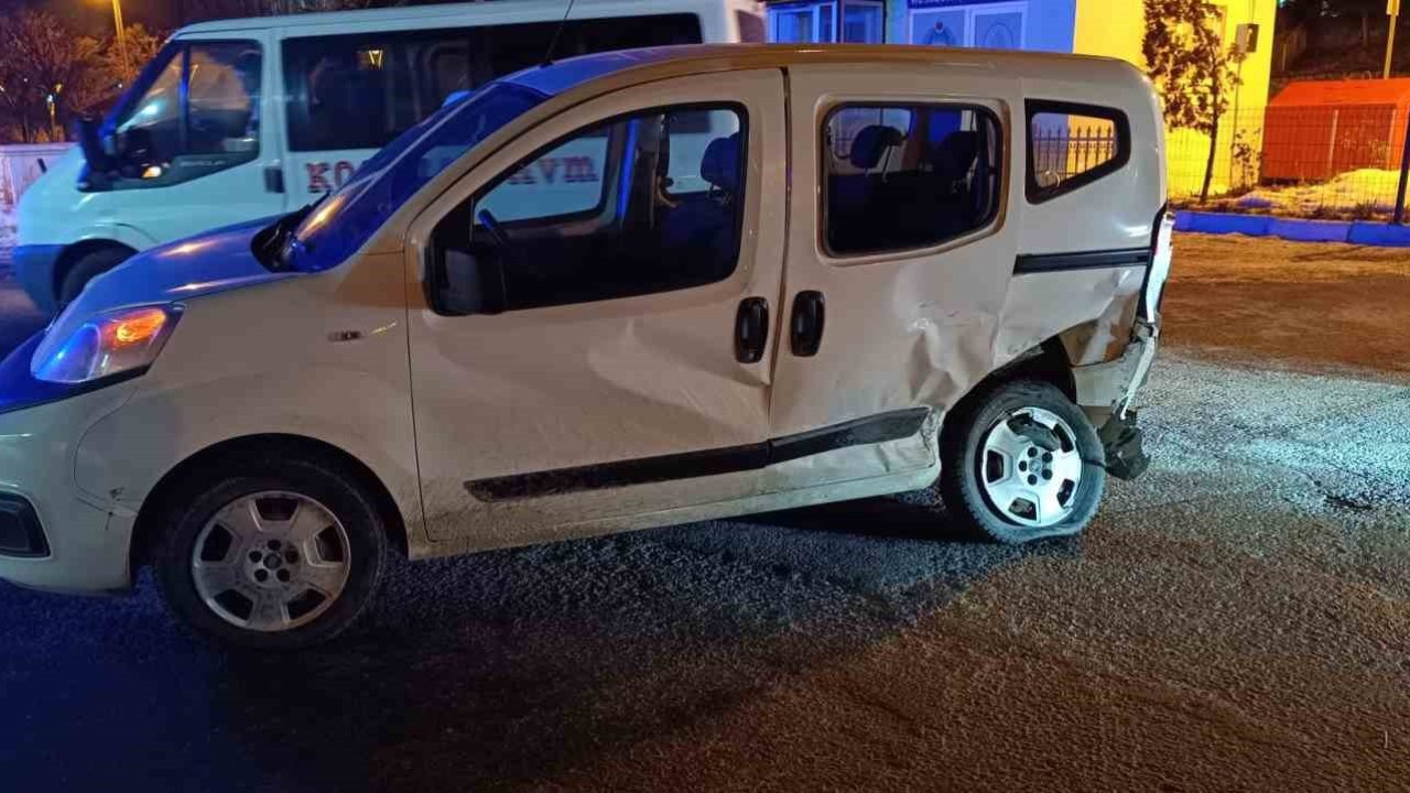 Bitlis’te 3 araçlı zincirleme trafik kazası: 2’si ağır 4 yaralı