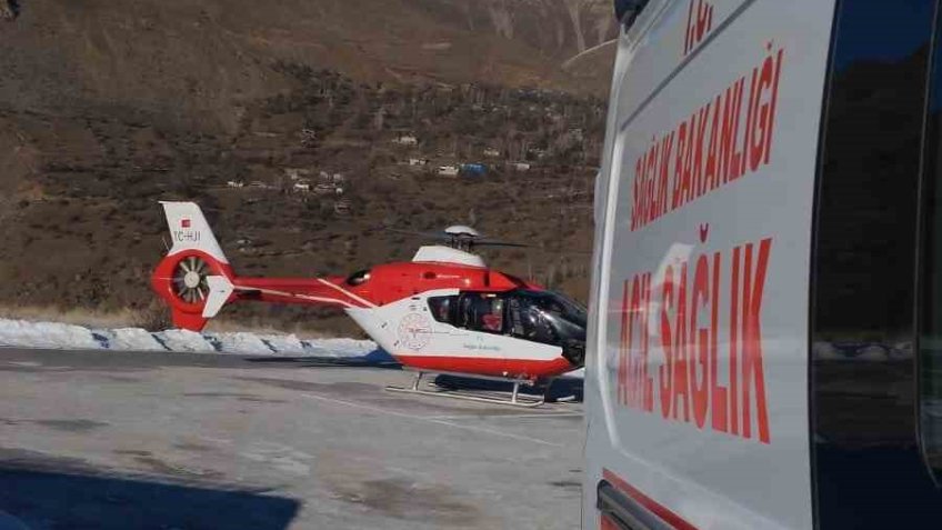 Çatak’ta serebrovasküler tedavisi gören hasta ambulans helikopterle Van’a getirildi