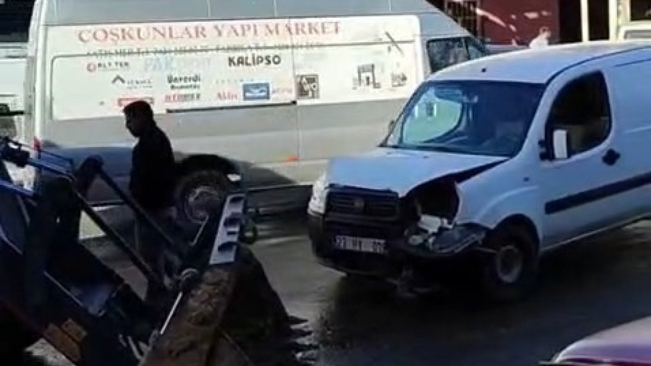 Elazığ’da kepçe ile hafif ticari araç çarpıştı