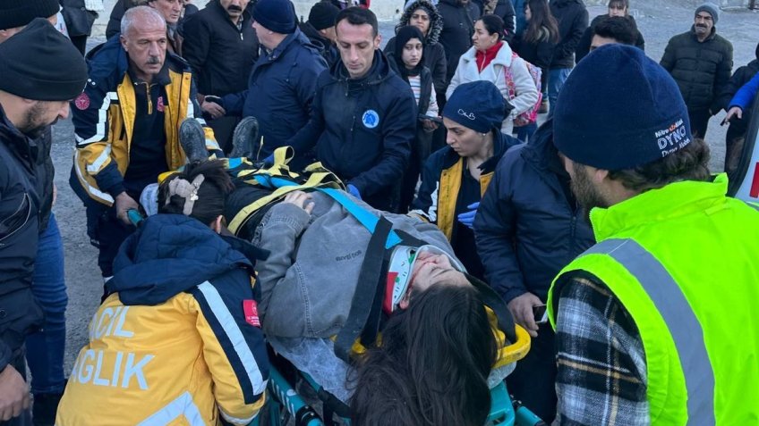 Geri manevra yapan araç kız öğrenciye çarptı