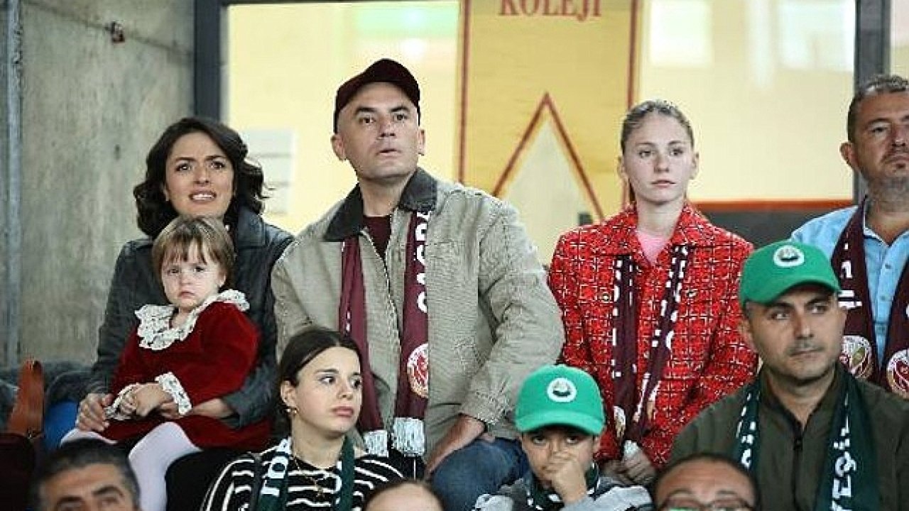 Giray Altınok ve Ezgi Mola'nın başrollerinde yer aldığı, Disney+'ın yeni komedi filmi 'Başka Bir Sen'den ilk kareler yayınlandı.
