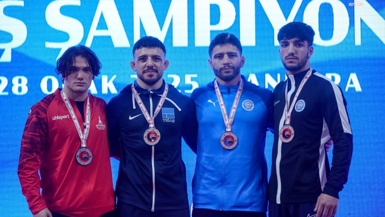 İzmir’in güreş takımı başkentten madalyalarla döndü