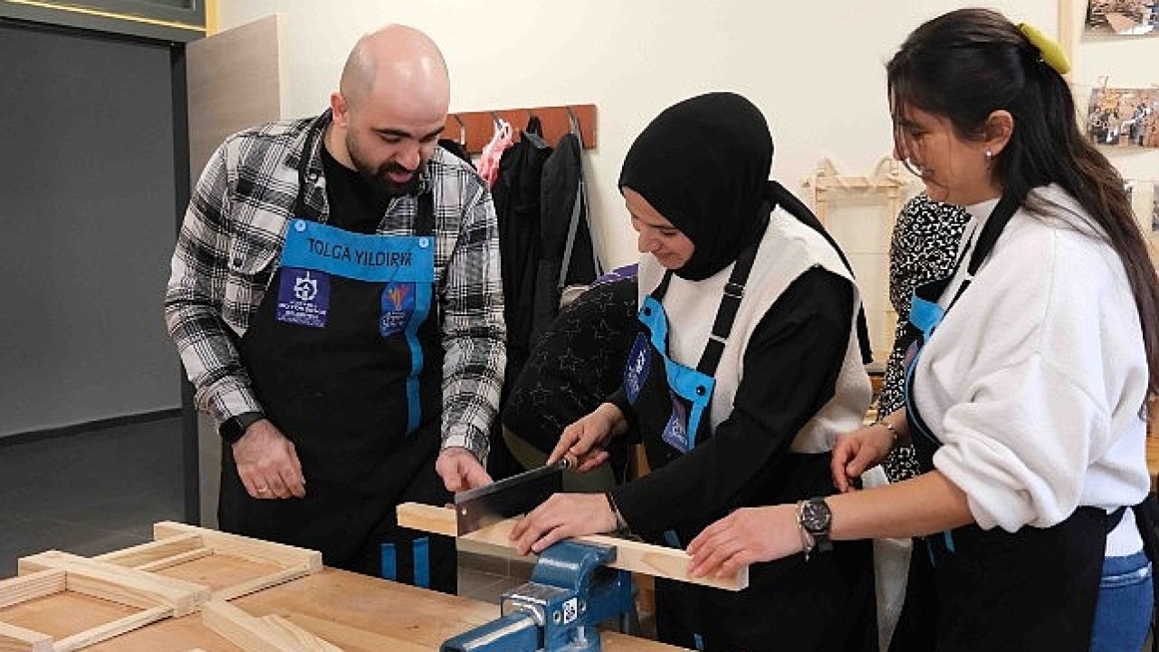 Kadınlar ahşap atölyesinde yeteneklerini keşfediyor;  Ahşabın büyülü dünyası Büyükşehir'de