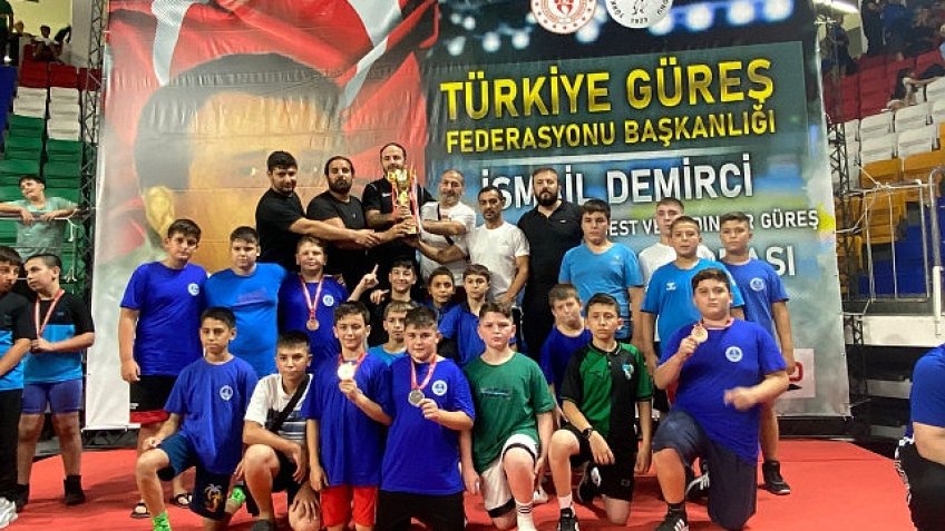 Kağıtspor'dan şampiyonluklarla dolu bir yıl