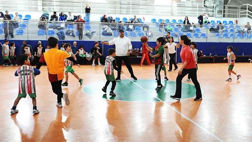 Karşıyakalı aileler basketbol şenliğinde buluştu 