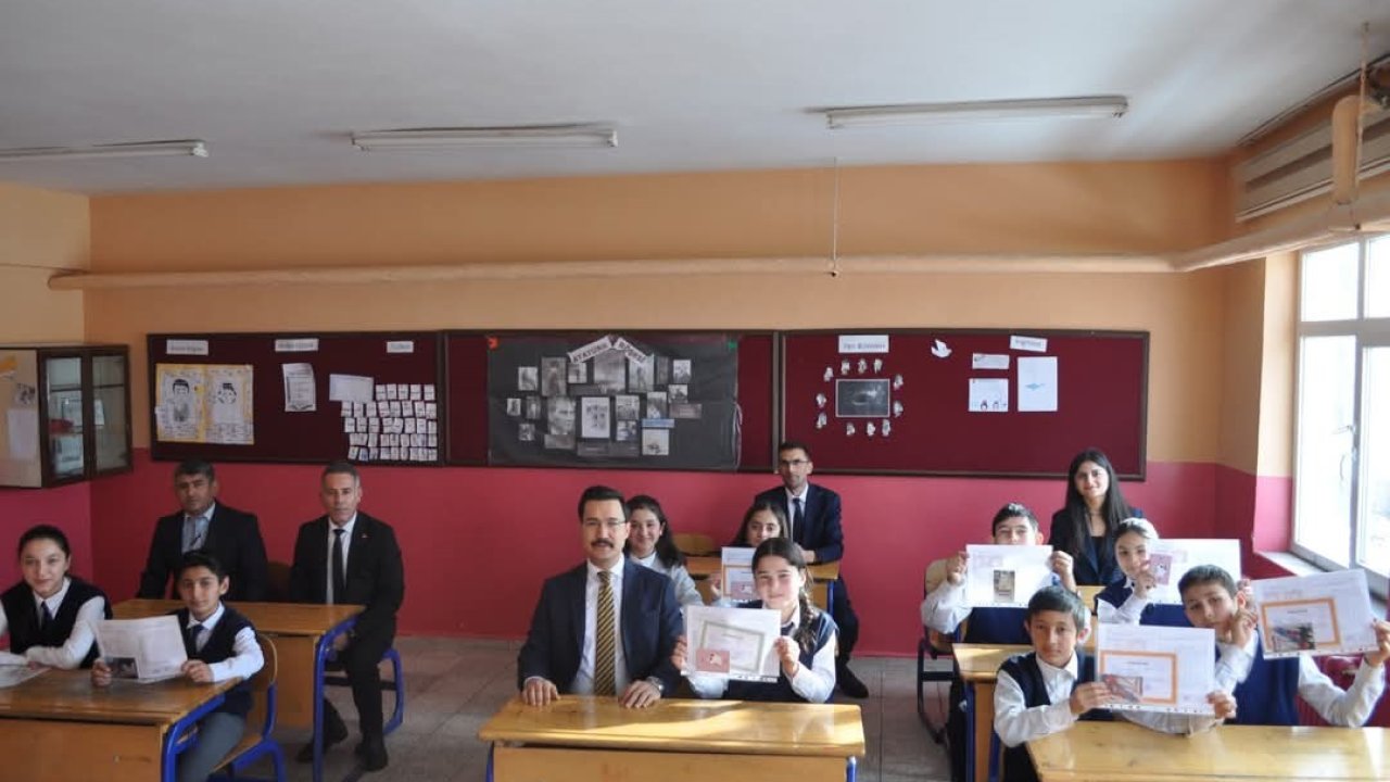 Kaymakam Demirtaş öğrencilerin karne sevincine ortak oldu