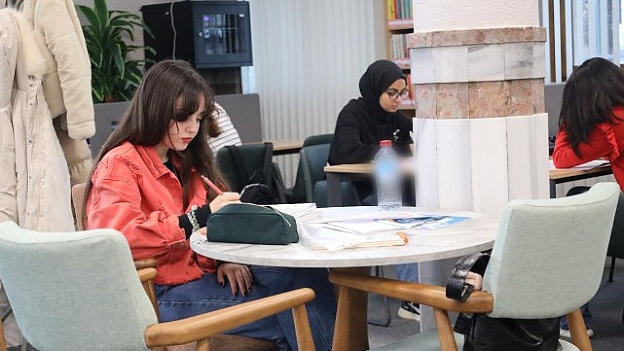 Kocaeli gençliği, Zübeyde Hanım Kütüphanesi'ni çok sevdi; Kitabın kalbi 'Zübeyde Hanım'da atıyor