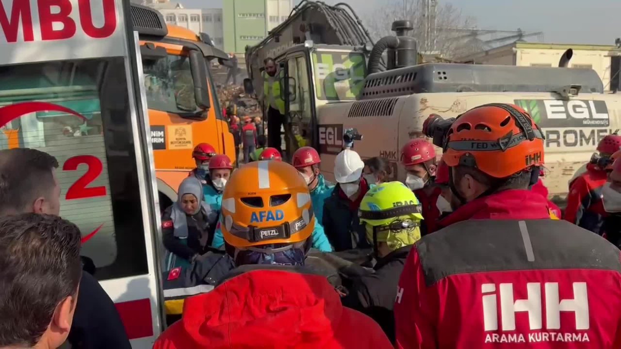 Konya'da çöken bina... Bir kişinin cansız bedenine ulaşıldı