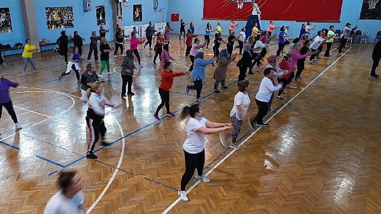 Menemenli kadınlar ücretsiz zumba kursunda buluşuyor