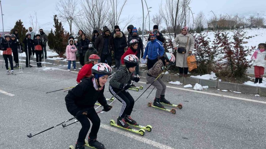 Muş’ta kayaklı koşu yarışması asfalt yolda yapıldı