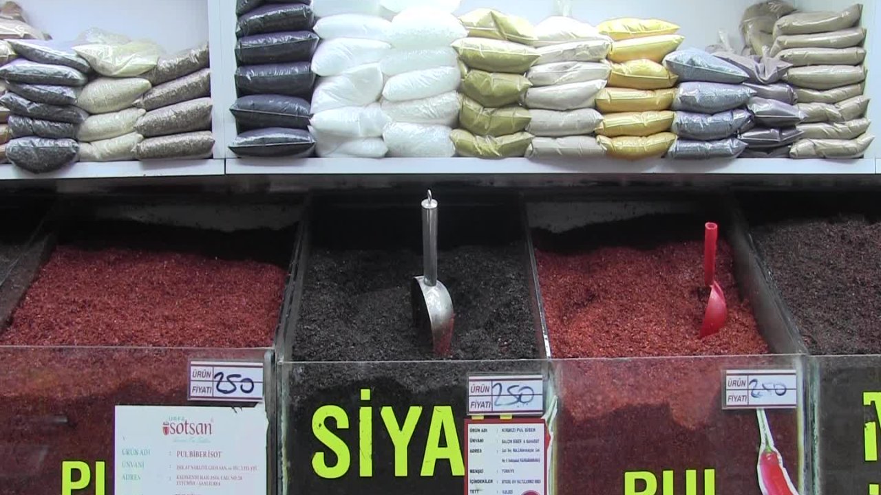 Şanlıurfa'da isot satan esnaf: "Şu an Türkiye ekonomisi nedeniyle alışveriş oldukça azaldı"