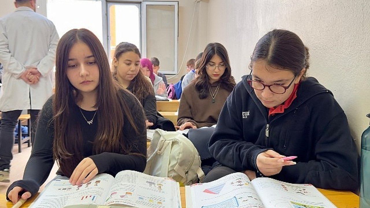 Tatil Şöleni İle Çocuklar Hem Eğleniyor Hem Öğreniyor