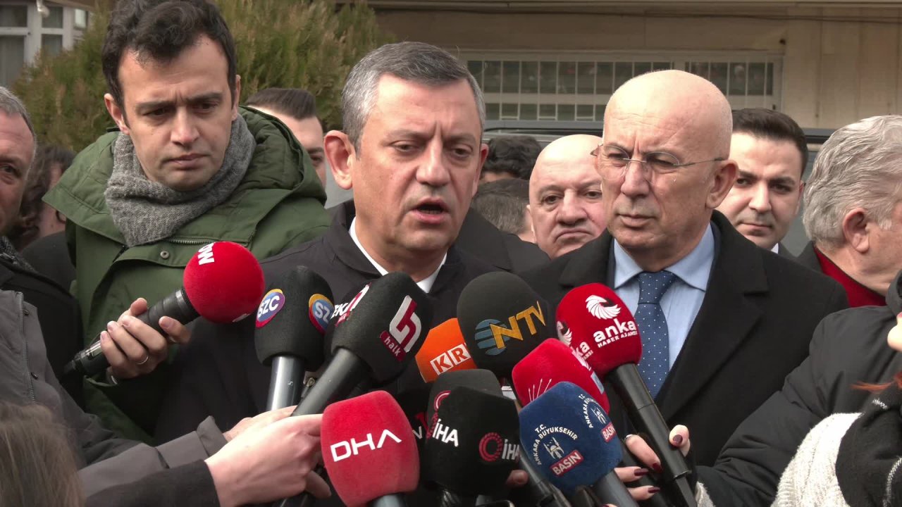 Uğur Mumcu,  32 yıl önce katledildiği evinin önünde düzenlenen törenle anıldı... Özgür Özel: "Sayın Ağar’ın bildiği her şeyi anlatması tarihi bir sorumluluk"