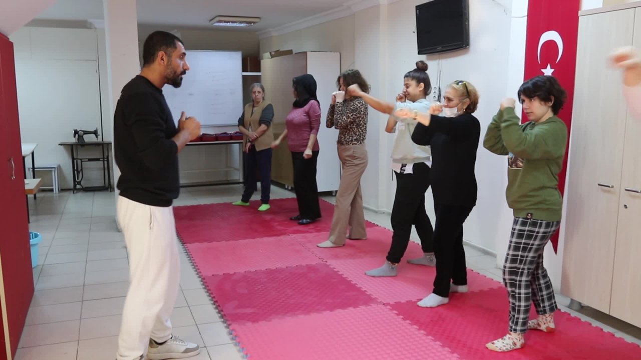 Bayraklılı kadınlar yakın savunma öğreniyor