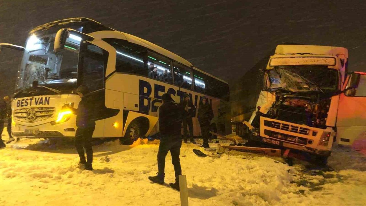 Bitlis’te tır ile otobüs çarpıştı: 2 kişi yaralandı