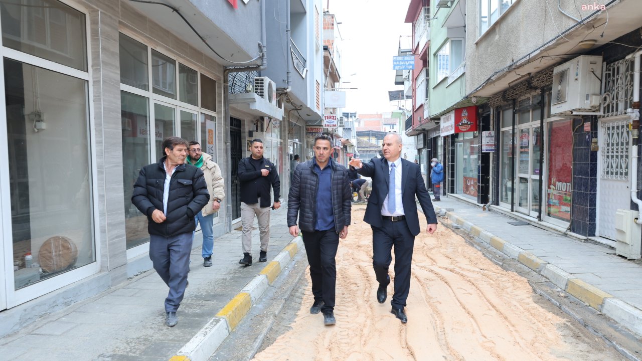 Çine Belediye Başkanı Kıvrak, Muhtar Nuri Ülgüç Sokak'ta devam eden yol yapım çalışmasını yerinde inceledi 