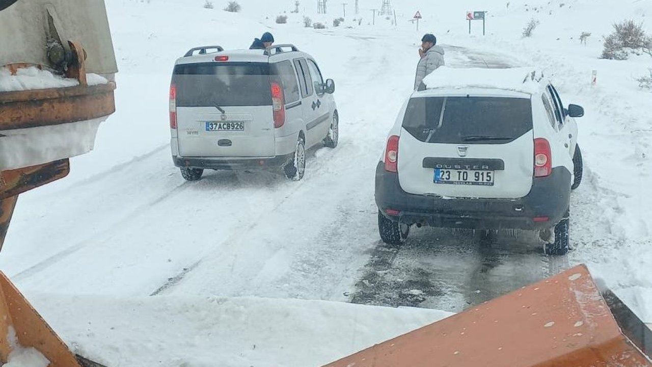 Elazığ’da kar yağışında yolda kalan araçlar, ekipler tarafından kurtarıldı
