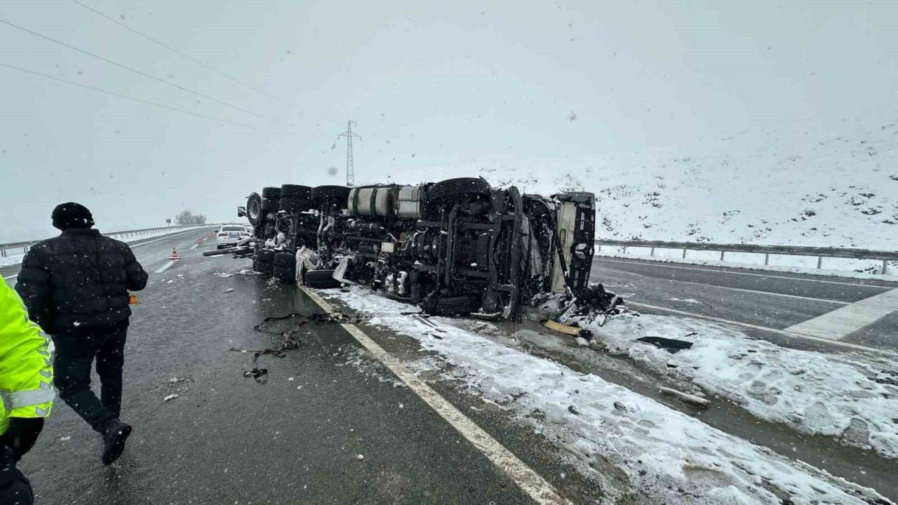 Elazığ’da tır yan yattı
